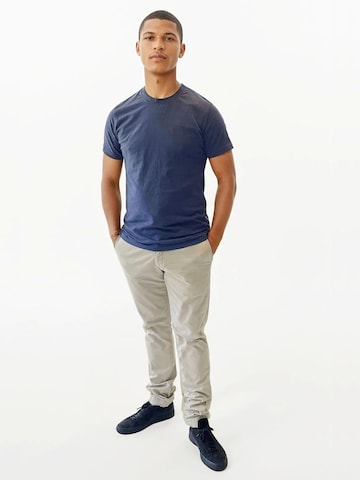 A Question Of (AQO) Bluser & t-shirts 'Anders Tee Garment Dyed' i blå: forside