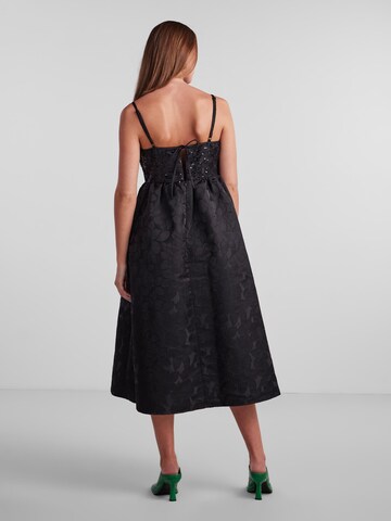 PIECES - Vestido 'MAGGY' en negro