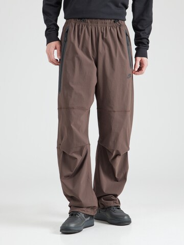 Nike Sportswear - Tapered Pantalón 'Tech' en marrón: frente