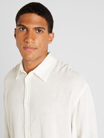 Coupe regular Chemise WEEKDAY en blanc