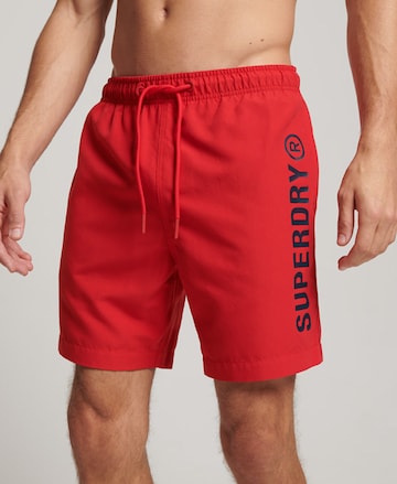 Shorts de bain Superdry en rouge : devant