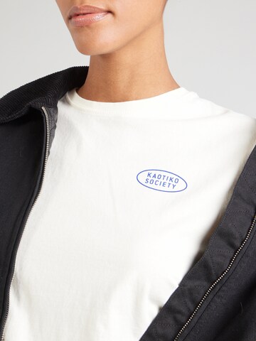 Tricou 'DON'T FORGET' de la Kaotiko pe alb