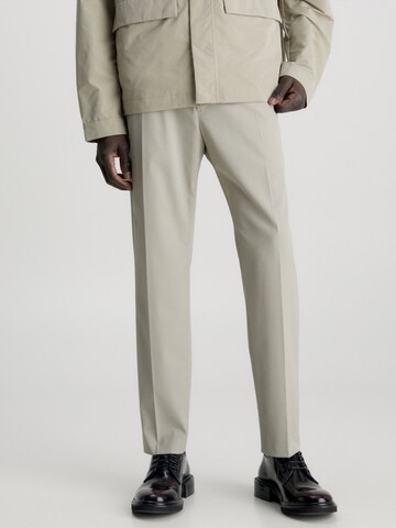 Regular Pantalon à plis Calvin Klein en gris : devant