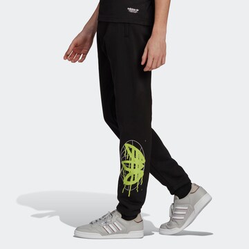 Effilé Pantalon 'Graphics Behind the Trefoil' ADIDAS ORIGINALS en noir