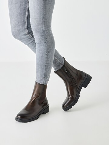 Tamaris Chelsea boots in Bruin