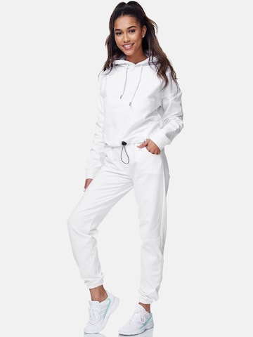 Tazzio - Traje para estar en casa 'F200' en blanco
