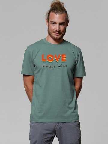 Maglietta 'Love always wins' di Watapparel in verde: frontale