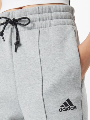 Slimfit Pantaloni sportivi di ADIDAS SPORTSWEAR in grigio