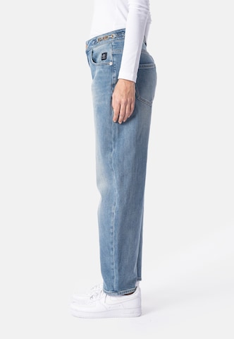 Barrel Jean 'Yoana' Elias Rumelis en bleu
