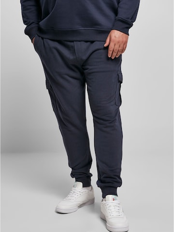 Urban Classics Tapered Cargo Pants in Blue: front