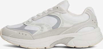 Sneaker low 'ARCHIVE '25' de la Tommy Jeans pe bej: față