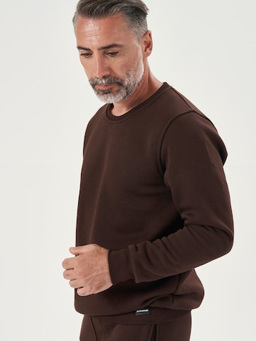 LOUIS LECLER Sweatshirt 'Carter' in Bruin