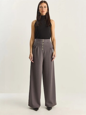 Wide Leg Pantalon à pince Bianco Lucci en gris : devant