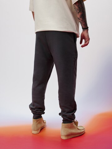 FCBM Tapered Broek 'Emilio' in Grijs