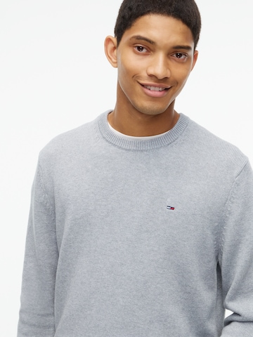 Pull-over 'ESS' Tommy Jeans en gris : devant