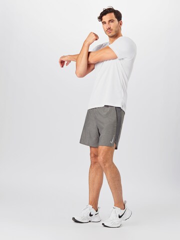 NIKE Regular Sportshorts 'Challenger' in Grau