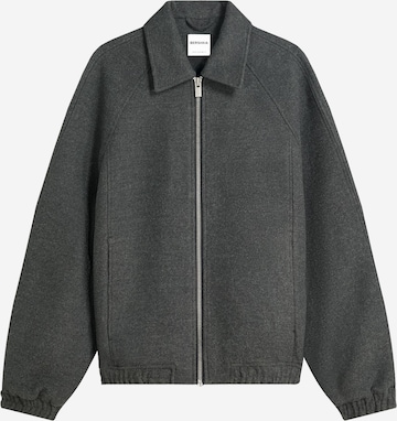 Bershka Преходно яке в сиво: отпред