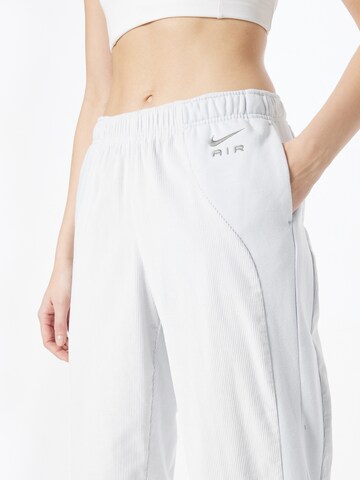 Tapered Pantaloni di Nike Sportswear in bianco