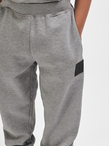 Hummel Tapered Broek 'CLEAN' in Grijs