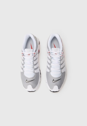 Nike Sportswear Matalavartiset tennarit 'Shox NZ' värissä valkoinen