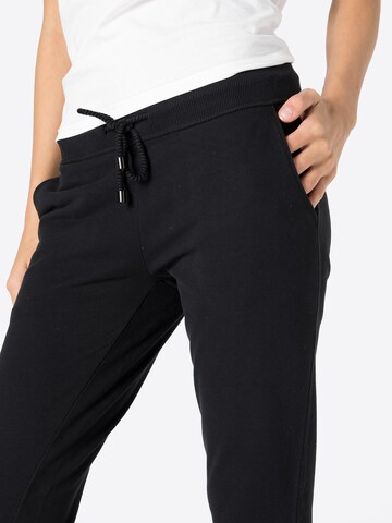 Regular Pantaloni de la Juvia pe negru