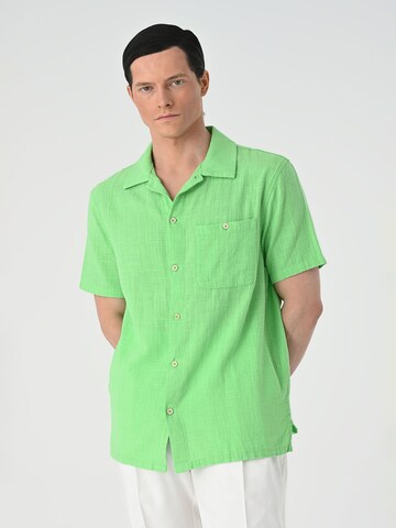 Antioch Regular fit Button Up Shirt in Green: front