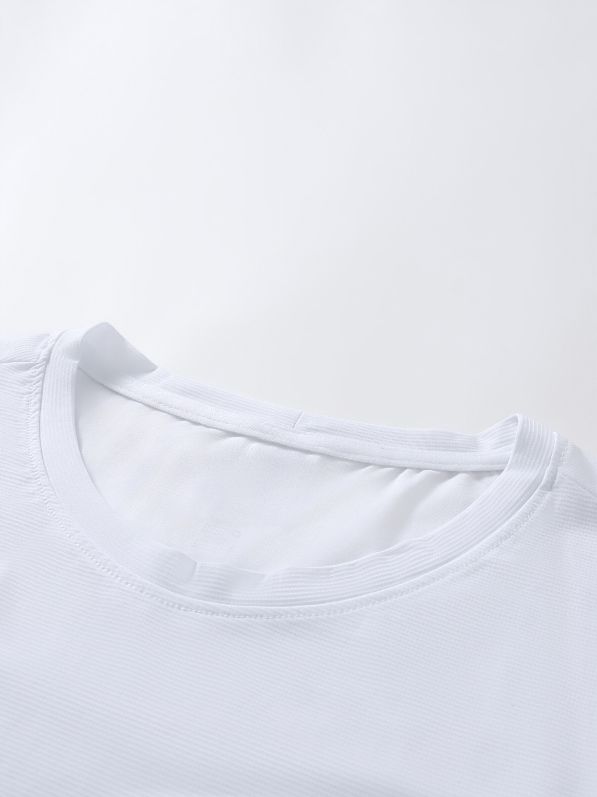YOUTHUP Performance Shirt 'Lichtschein' in White