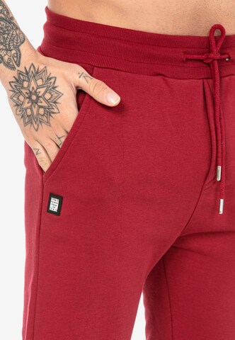 Redbridge Regular Broek 'Crawley' in Rood