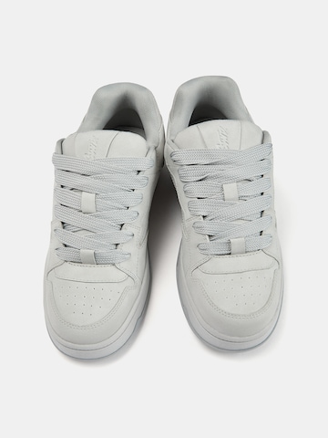 Pull&Bear Trampki niskie w kolorze szary