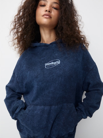 Pull&Bear Sweatshirt i blå