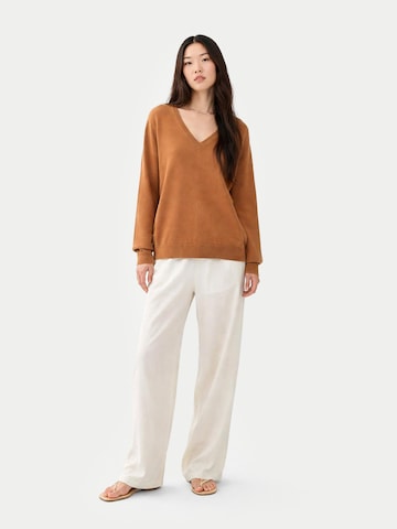 GOBI Cashmere Trui 'Women's Essential Cashmere V-Neck Sweater' in Bruin