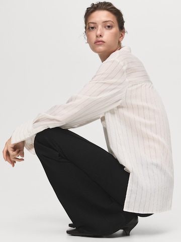 Evazați Pantaloni 'DELFI' de la MANGO pe negru