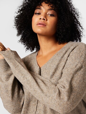 ABOUT YOU Curvy Sweter 'Asta' w kolorze brązowy