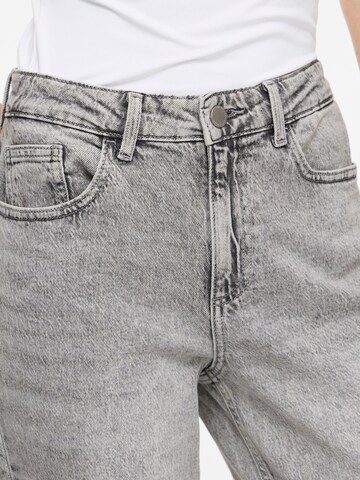 Regular Jean VILA en gris