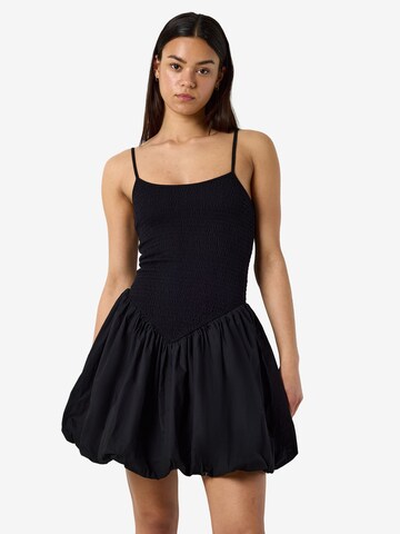 Noisy may Dress in Black: front