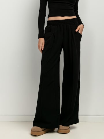 TESSITA Wide leg Pants in Black: front