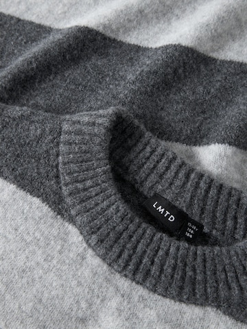 LMTD Sweater in Grey
