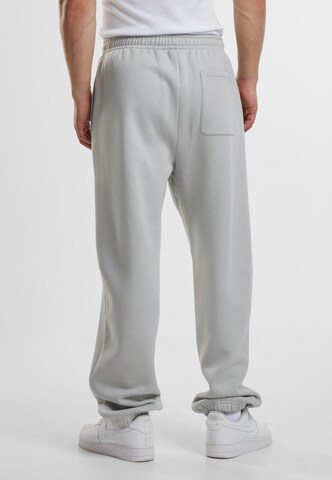 Tapered Pantaloni di Urban Classics in grigio