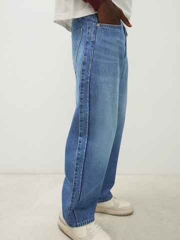 Bershka Loose fit Jeans in Blue
