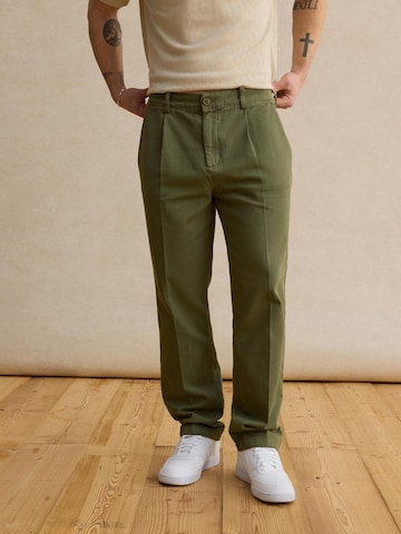 DAN FOX APPAREL Regularen Hlače na rob 'Jannek' | zelena barva: sprednja stran