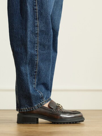 Chaussure basse MANFIELD en marron : devant