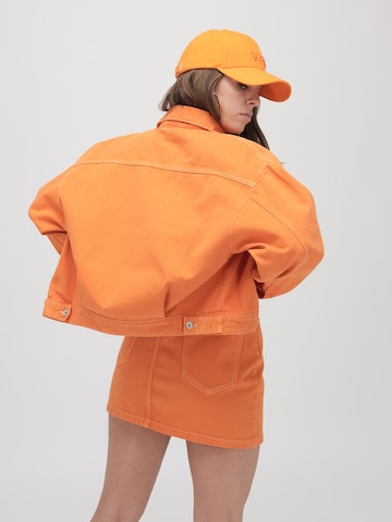 ABOUT YOU x VIAM Studio Jacke 'GEORGE' in Orange: zadná strana