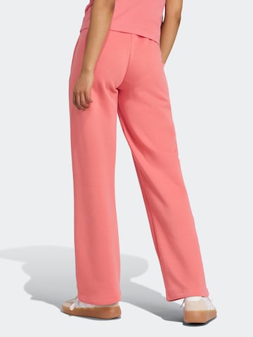 ADIDAS SPORTSWEAR - Pierna ancha Pantalón deportivo en naranja