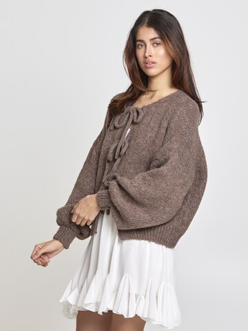Lilavie Strickjacke ' Miaa ' in Braun: Vorderseite