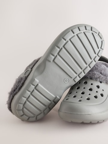 Next - Zuecos en gris