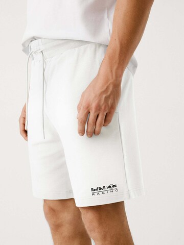 Red Bull Racing x Pepe Jeans Regular Broek 'Essential' in Wit