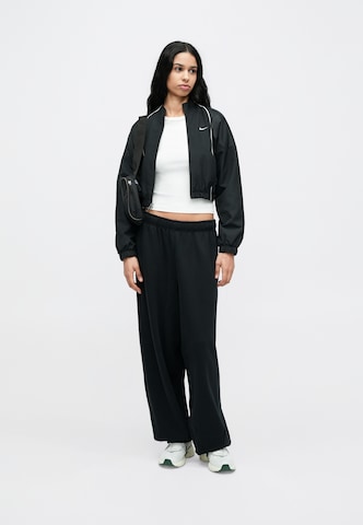 Nike Sportswear Overgangsjakke 'SHRUNKEN' i sort