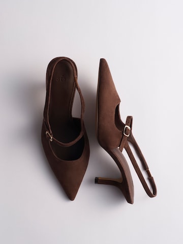 The Set Slingpumps in Bruin