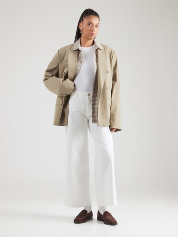 GUESS - Pierna ancha Vaquero 'ZOYA' en blanco