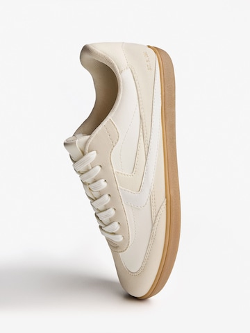 Sneaker low de la Bershka pe alb